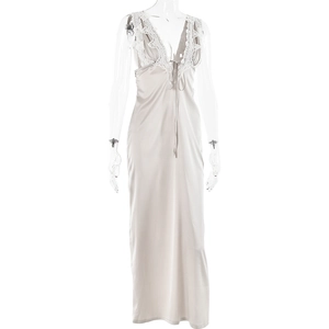 Détail d'une robe longue en satin champagne avec bordure en dentelle blanche au décolleté