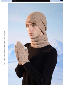 Détail d'un ensemble en tricot marron clair comprenant des gants tactiles d'hiver