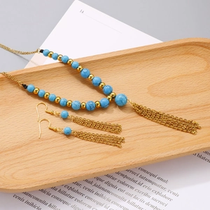 Set gioielli con collana di pietre naturali azzurre e orecchini a nappa dorati