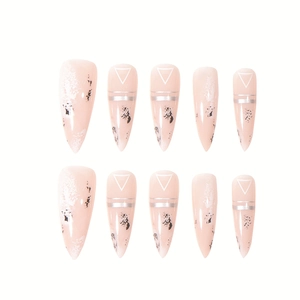 Lange Stiletto Kunstnägel in Nude mit silbernen Linien und schwarzem Marmor-Muster-Design