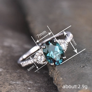Elegante S925 zilveren ring met ovale blauwgroene edelsteen en accenten op steen