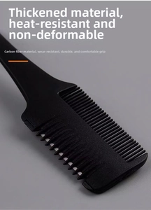 Gros plan du peigne effileur en fibre de carbone résistant à la chaleur à doubles dents