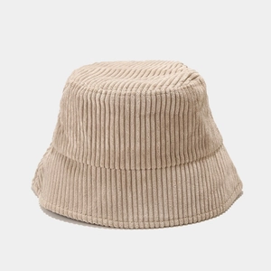 Gros plan sur la texture du chapeau bob en velours côtelé kaki avec finition nervurée