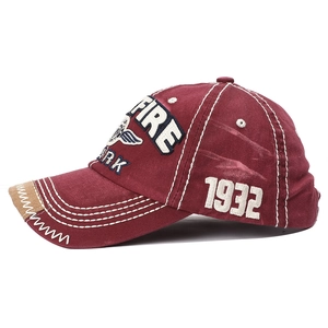 Casquette de baseball rétro bordeaux en coton délavé avec broderie FIRE et coutures blanches