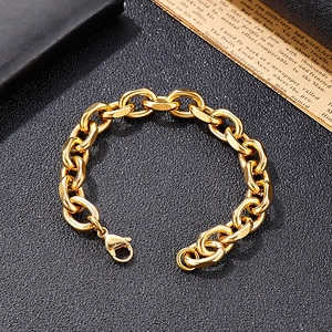 Nahaufnahme eines goldenen Edelstahl-Panzerarmbands mit Karabinerverschluss auf Vintage-Grund