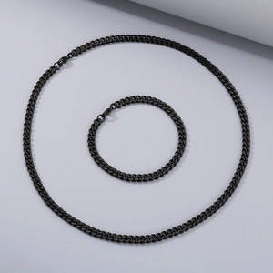 Détail d'un ensemble collier et bracelet gourmette en acier inoxydable noir mat