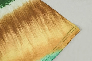 Makrodetail aus dreifarbigem Strickstoff mit professioneller Doppelnadel-Saumstichnaht