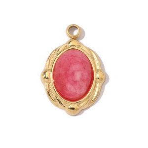 Gros plan d'un pendentif ovale en or avec une pierre précieuse rose naturelle marbrée