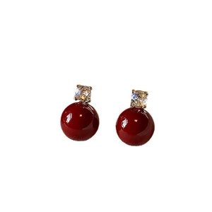 Boucles d'oreilles boules rouge foncé minimalistes avec zircon et placage en or
