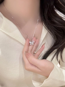 Vue détaillée élégante d'un collier pendentif cheval à bascule serti de zircons sur un mannequin