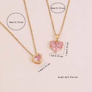 Vue détaillée des colliers pendentifs cœur en zircon rose avec mesures précises