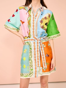 Detail eines bunten Hemdkleides mit Polokragen und Bindegürtel mit Poker-Print-Mustern