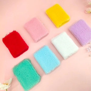 Dettaglio flat lay di porta carte in peluche colorati in sette vivaci tonalità candy