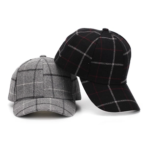 Gorras de béisbol clásicas a cuadros grises y negros con un diseño estructurado