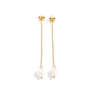 Boucles d'oreilles pendantes dorées avec fines chaînes et perles d'eau douce blanches