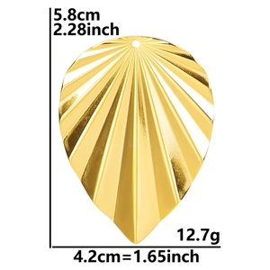 Dettaglio del ciondolo a foglia placcato oro 18k con dimensioni 5,8cm e 4,2cm mostrate