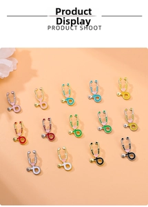 Collection de pins stéthoscope médical en 14 couleurs avec détails en forme de cœur