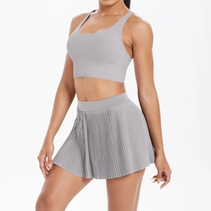 Détails de la jupe de sport plissée grise et du soutien-gorge de sport extensible