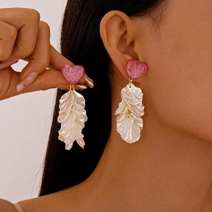 Boucles D'Oreilles Pendantes Coeur Pétale De Fleur Résine Acrylique Avec Tige En Argent Rose Blanc Style Vacances Doux
