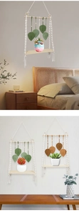 Détail de l'étagère macramé bohème avec plateau en bois et feuilles tissées main
