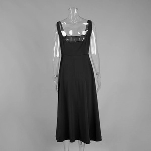 Vue arrière d'une robe midi noire à encolure carrée avec taille cintrée sur un mannequin invisible