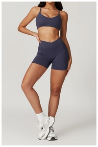 Détail du short de yoga taille haute croisé en V et du soutien-gorge sport gris prune