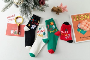 Mise à plat de chaussettes de Noël en coton avec motifs festifs et décorations