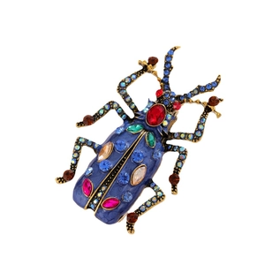 Spilla vintage a forma di scarabeo con smalto blu e strass colorati, vista diagonale