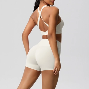 Detailansicht des Yoga-Sets für Damen mit rückenfreiem Sport-BH und weißen Fitness-Shorts