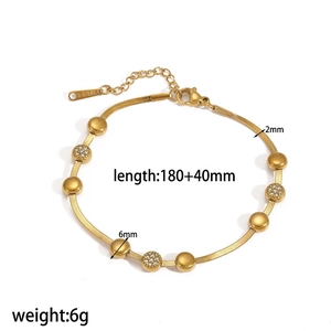 Bracelet en acier inoxydable doré avec perles en zircone et finitions polies