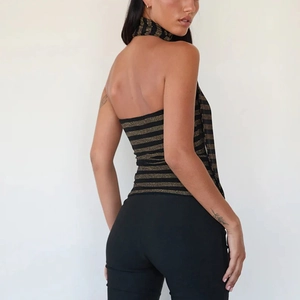 Top corto halter chic con rayas negras y doradas y diseño de espalda abierta ajustada