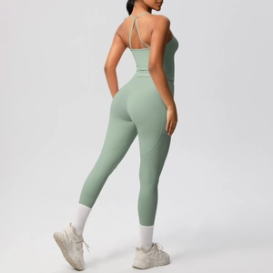 Vue latérale détaillée de l'ensemble de yoga vert sauge avec haut et legging moulant