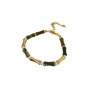 Bamboo-style bracelet with green jade beads and white pearls in a golden finish