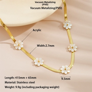 Détail de la chaîne serpent en acier inoxydable doré PVD avec cinq marguerites blanches
