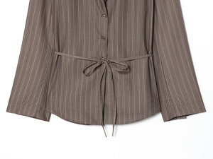 Vue détaillée du blazer à rayures gris-brun avec ceinture et texture en coton
