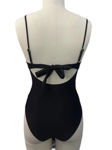 Détail d'un maillot de bain noir une pièce avec dos nu et nœud papillon réglable au dos