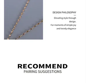 Gros plan sur un collier en Y en acier titane plaqué or 18k avec une texture ondulée