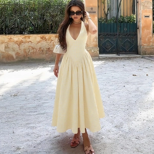 Elegantes Maxikleid mit tiefem V-Ausschnitt und Neckholder in Hellgelb für Sommer