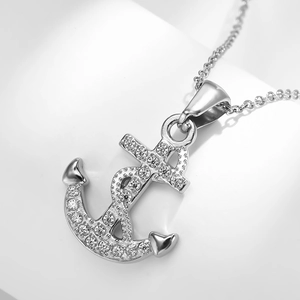 Macro del ciondolo ad ancora in argento con pavé di zirconi cubici scintillanti