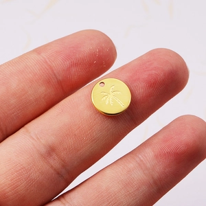 Pendentif rond en acier inoxydable plaqué or 18K avec motif de cocotier gravé