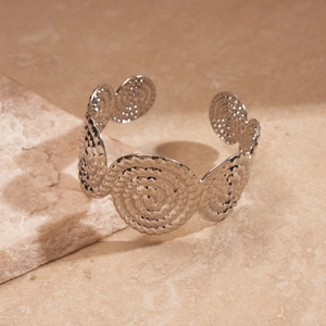 Vue détaillée du bracelet jonc argenté avec textures de spirales circulaires