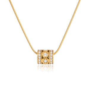 Vue détaillée du pendentif cylindre doré avec cœurs ajourés et strass scintillants