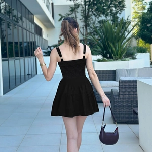 Détail du dos plissé élastique sur une robe d'été noire avec coupe en ligne A