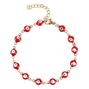 Dettaglio del bracciale rosso malocchio con chiusura a moschettone dorata e catenina
