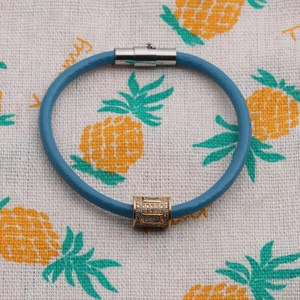 Bracelet en cuir tressé bleu avec perle en zircon dorée et fermoir magnétique argenté