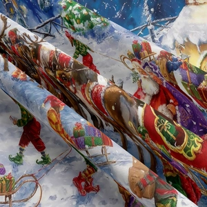 Nahaufnahme von dickem Weihnachtswandteppich mit festlichem Weihnachtsmann und Rentier-Druck