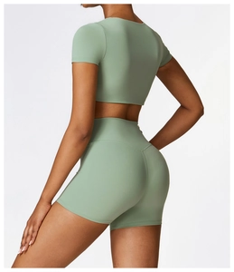 Détail du short de yoga taille haute vert sauge et haut court en tissu technique