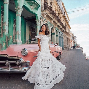 Weißes schulterfreies Spitzenkleid in Maxilänge mit Stufenrock und elegantem Boho-Stil