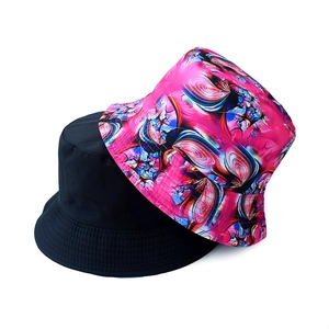 Detailansicht des Wendewendbaren Anglerhuts in Schwarz und Rosa Paisley-Baumwolle