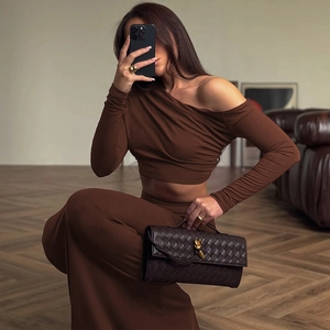 Dettaglio di un set marrone top corto a spalla scoperta e gonna lunga coordinata